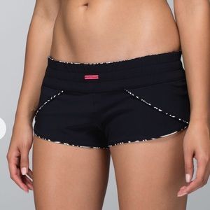 EUC lululemon reversible Shanti Surf Short